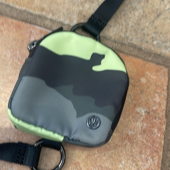 Lululemon camouflage, phone and pouch crossbody - Picture 3 of 4